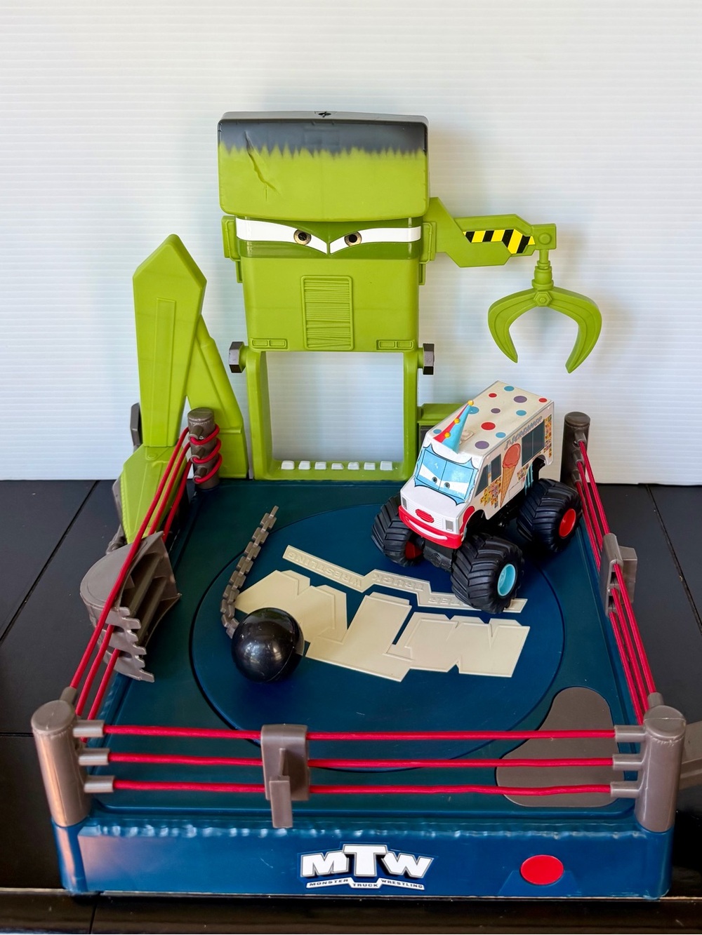Disney Pixar Cars Monster Truck Wrastlin’ Ring Playset
